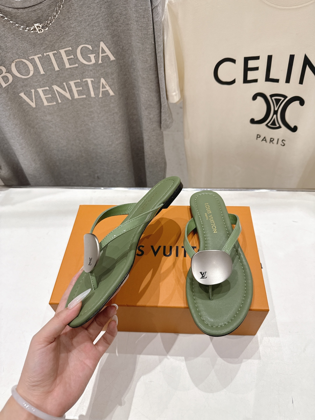 高版本出厂  Louis Vuitton ss26 new arrival LV驴牌夏季新款平底夹脚拖鞋