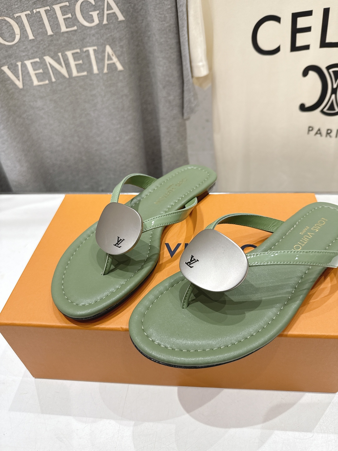 高版本出厂  Louis Vuitton ss26 new arrival LV驴牌夏季新款平底夹脚拖鞋