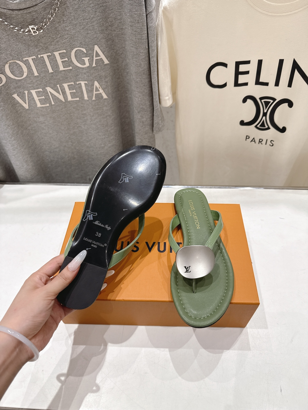 高版本出厂  Louis Vuitton ss26 new arrival LV驴牌夏季新款平底夹脚拖鞋
