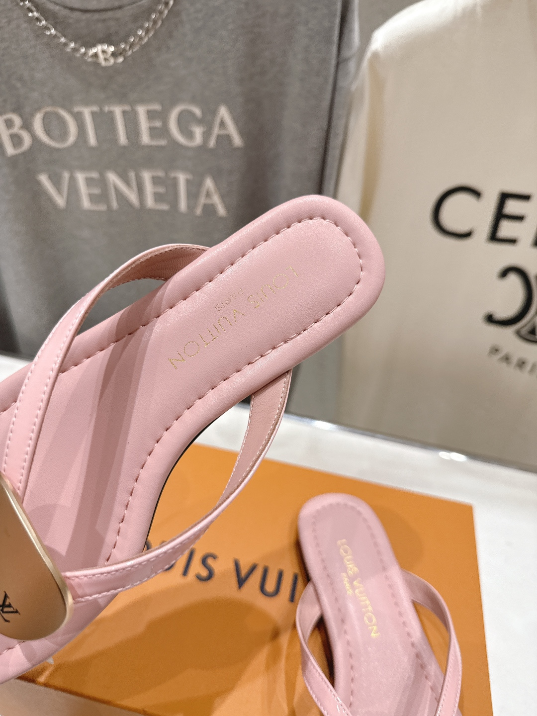 高版本出厂  Louis Vuitton ss26 new arrival LV驴牌夏季新款平底夹脚拖鞋