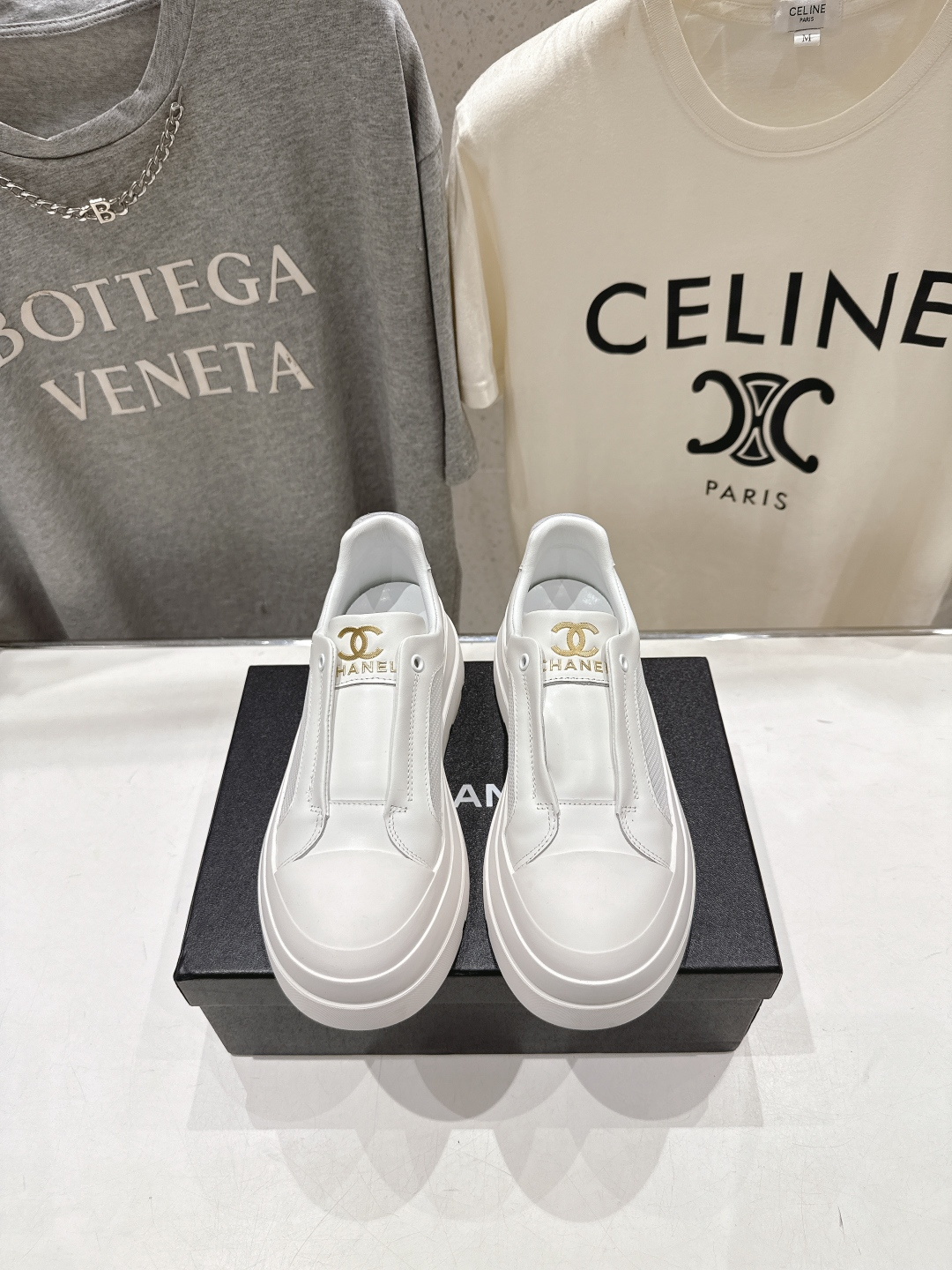 NO:890102,The high version of Chanel* Chanel F042 Xiaoxiang 2026ss new thick-soled mesh casual shoes, currently super popular biscuit shoes, is hotly promoted by Internet celebrity Xiaohongshu. The classic shape has a retro flavor!  The shape is special, very recognizable, slim and long legs, absolutely powerful, very comfortable to wear, good appearance, comfortable, and heightening. I must recommend it to everyone, this year's main series, minimalist style. The fabric is imported first-layer cowhide + breathable mesh. The foot pads are water-dyed cowhide, and the foot feels comfortable. The outsole is open-molded and highly elastic rubber platform sole.  Size 35-40 (40.41 custom-made, non-returnable), casual shoes/sports shoes, chanel, chanel, sneakers, cowhide19860909高版本   Chanel* 香奈儿F042 小香2026ss新款厚底网纱休闲鞋,目前超级流行的饼干鞋 网红明星小红书狂追热推发售,经典的造型带了点复古味！ 造型特殊,很有辨识度, 显瘦显腿长,绝对实力派,穿上也很舒服,高颜值 舒适,增高 一定要推荐给大家,今年主打系列, 极简的风格 面料进口头层牛皮+透气网纱 垫脚水染牛皮,脚感舒适 大底开模高弹橡胶松糕大底 码数35-40（40.41订做不退换）,休闲鞋/运动鞋,chanel,chanel,sneakers,cowhide,Women's Shoes