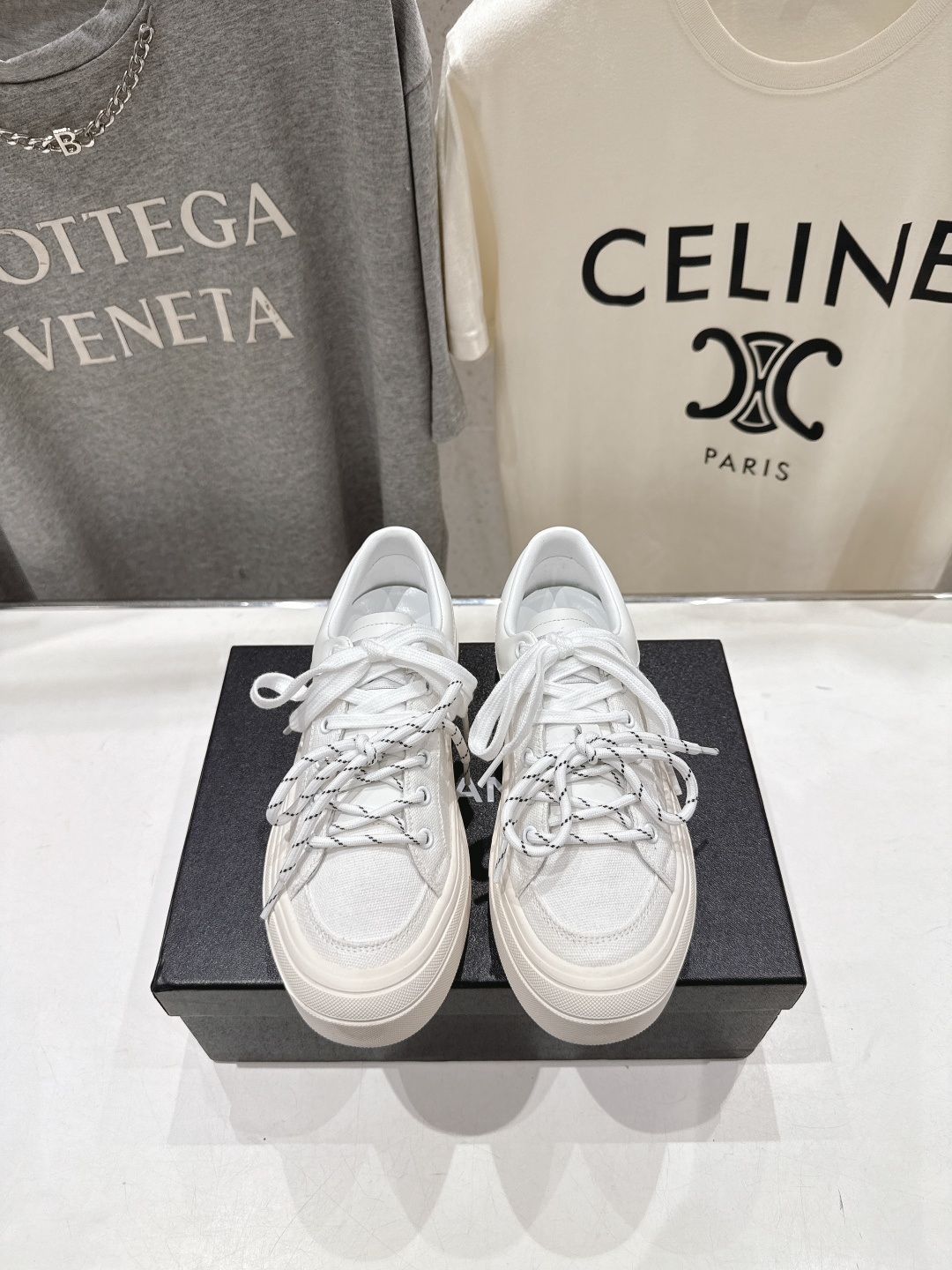 NO:890108,High version of Chanel* Chanel F042 Xiaoxiang 2026ss new thick-soled canvas shoes casual shoes, super popular biscuit shoes. The Internet celebrity Xiaohongshu is crazy about the sale, the classic shape has a retro flavor!  Special shape, very recognizable, slim and long legs, absolutely powerful, very comfortable to wear, good appearance, comfortable, heightening. Must recommend to everyone, this year's main series, minimalist style, imported original fabrics, water-dyed cowhide for foot pads, comfortable feet, open molded high-elastic rubber platform outsole, size 35-40 (40.41 custom-made, non-returnable), casual shoes/sports shoes, chanel, chanel, sneakers, cowhide19860909高版本   Chanel* 香奈儿F042 小香2026ss新款厚底帆布鞋休闲鞋,超级流行的饼干鞋 网红明星小红书狂追热推发售,经典的造型带了点复古味！ 造型特殊,很有辨识度, 显瘦显腿长,绝对实力派,穿上也很舒服,高颜值 舒适,增高 一定要推荐给大家,今年主打系列, 极简的风格 面料进口原版布料 垫脚水染牛皮,脚感舒适 大底开模高弹橡胶松糕大底 码数35-40（40.41订做不退换）,休闲鞋/运动鞋,chanel,chanel,sneakers,cowhide,Women's Shoes