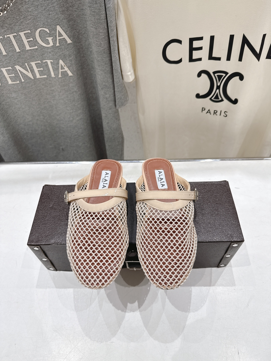 NO:890093,High version, exclusive new product Alaia Alaia 26ss/new mesh flat shoes ballet shoes. The most popular mesh flat shoes recently. Same style as Zhang Xiaohui. Sweet and cool ballet style. Very popular ballet shoes, romantic and charming. Comfortable and versatile. Different styles can be easily controlled. Whether jeans, suit pants, or pleated skirts, it can upgrade your outfit to fashion, elegance and excellence. Original fabric, custom-made imported mesh upper, foot pads imported sheepskin  Original private molded rubber non-slip outsole, size 35-39 (40.41 custom-made, non-returnable), semi-trailer, alaia, flats, skirts, jeans, business suit, sheepskin19860909高版本 独家新品 Alaia 阿莱亚26ss/新款网面平底鞋芭蕾舞鞋 最近超火的一款网面平底鞋 章小蕙同款 甜酷芭蕾风 人气超高的一款芭蕾舞鞋,浪漫又迷人 舒适百搭配上不同款式,不同风格都能轻松驾驭,无论牛仔裤,西装裤,还是百褶裙,都能将你的穿搭提升到时尚,优雅和卓越之中 面料原版订制进口网纱鞋面 垫脚进口羊皮 大底原版私模橡胶防滑大底 码数35-39（40.41订做不退换）,半拖,alaia,flats,skirts,jeans,business suit,sheepskin,Women's Shoes