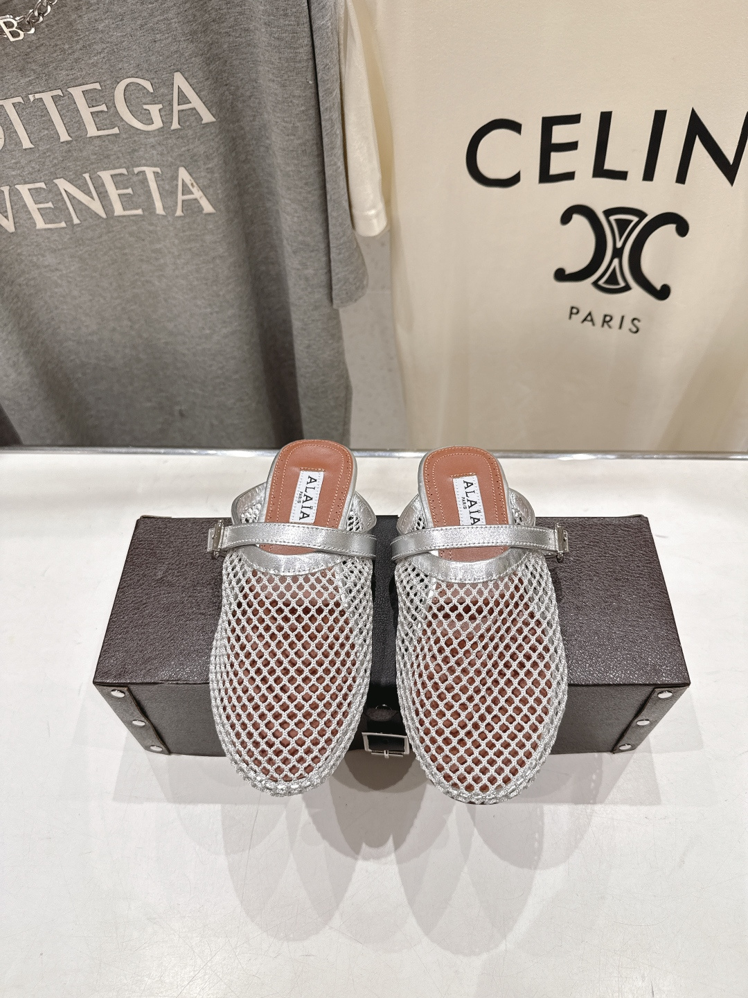 NO:890098,High version, exclusive new product Alaia F027 Alaia 26ss/new mesh flat shoes ballet shoes. The most popular mesh flat shoes recently. Same style as Zhang Xiaohui. Sweet and cool ballet style. Very popular ballet shoes, romantic and charming. Comfortable and versatile. Different styles can be easily controlled. Whether jeans, suit pants, or pleated skirts, it can upgrade your outfit to fashion, elegance and excellence. Original fabric, custom-made imported mesh upper  Foot pads, imported sheepskin outsole, original private molded rubber non-slip outsole, size 35-39 (40.41 custom-made, non-returnable), half drag, alaia, flats, skirts, jeans, business suit, sheepskin19860909高版本 独家新品 Alaia F027 阿莱亚26ss/新款网面平底鞋芭蕾舞鞋 最近超火的一款网面平底鞋 章小蕙同款 甜酷芭蕾风 人气超高的一款芭蕾舞鞋,浪漫又迷人 舒适百搭配上不同款式,不同风格都能轻松驾驭,无论牛仔裤,西装裤,还是百褶裙,都能将你的穿搭提升到时尚,优雅和卓越之中 面料原版订制进口网纱鞋面 垫脚进口羊皮 大底原版私模橡胶防滑大底 码数35-39（40.41订做不退换）,半拖,alaia,flats,skirts,jeans,business suit,sheepskin,Women's Shoes