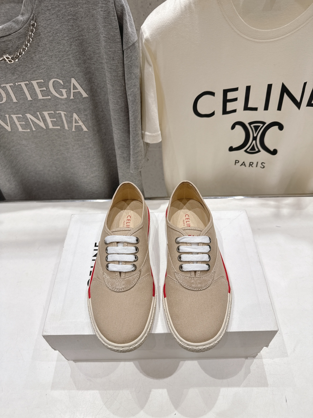 NO:890028,High version Celine* Celine F035 2026ss catwalk new white shoes canvas shoes casual shoes, the same style as stars Celine stars the same style casual breathable canvas white shoes, simple design is very good!  The Arc de Triomphe pattern on the side and the LOGO on the side of the outsole make it simple and not out of place, and it looks great on the feet!  Fashionable, versatile and comfortable, the original plate is engraved~ The fabric is original imported canvas, the foot pads are imported leather, the outsole is the original molded outsole, the size is 35-39, 40.41 custom-made, casual shoes/sports shoes, celine, celine, sneakers19860909高版本  Celine* 赛琳F035 2026ss走秀新款小白鞋帆布鞋休闲鞋,明星同款 思琳明星同款休闲透气帆布小白鞋,简约设计非常赞！侧面凯旋门图案与大底的侧面LOGO让他简单又不失调性,上脚非常好看！时尚百搭舒适度极佳,原板刻复～ 面料原版进口帆布 垫脚进口皮里 大底原版开模大底 码数35-39 40.41订做,休闲鞋/运动鞋,celine,celine,sneakers,Women's Shoes