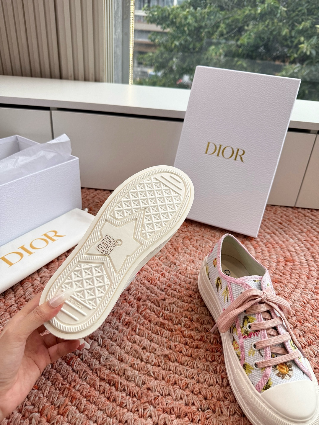 🌾厚底 代购级G0133C'est Dior 迪奥 新色休闲运动鞋‘以牛皮革刺绣五角星设计轻盈透气。侧边