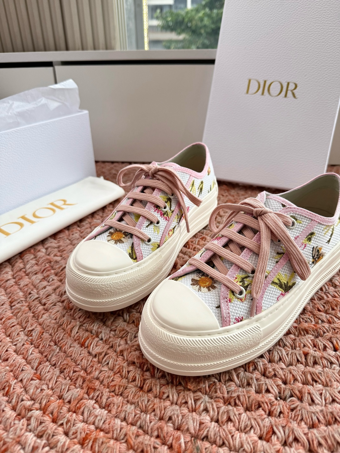 🌾厚底 代购级G0133C'est Dior 迪奥 新色休闲运动鞋‘以牛皮革刺绣五角星设计轻盈透气。侧边
