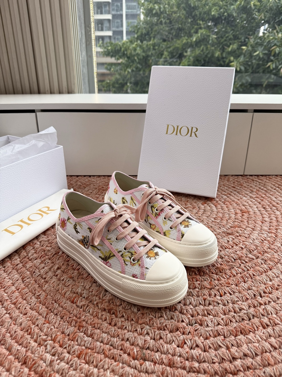 🌾厚底 代购级G0133C'est Dior 迪奥 新色休闲运动鞋‘以牛皮革刺绣五角星设计轻盈透气。侧边