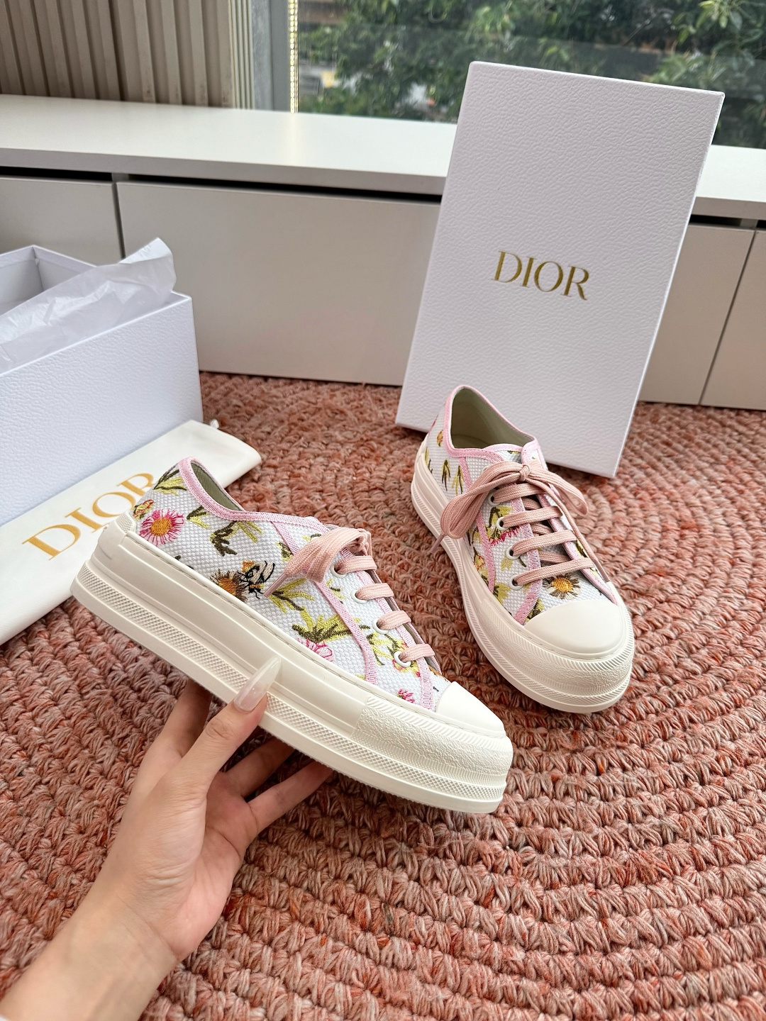 🌾厚底 代购级G0133C'est Dior 迪奥 新色休闲运动鞋‘以牛皮革刺绣五角星设计轻盈透气。侧边