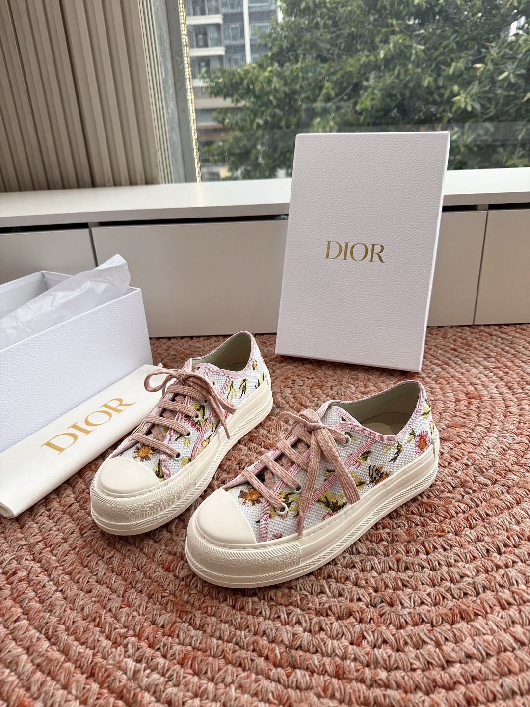 🌾厚底 代购级G0133C'est Dior 迪奥 新色休闲运动鞋‘以牛皮革刺绣五角星设计轻盈透气。侧边