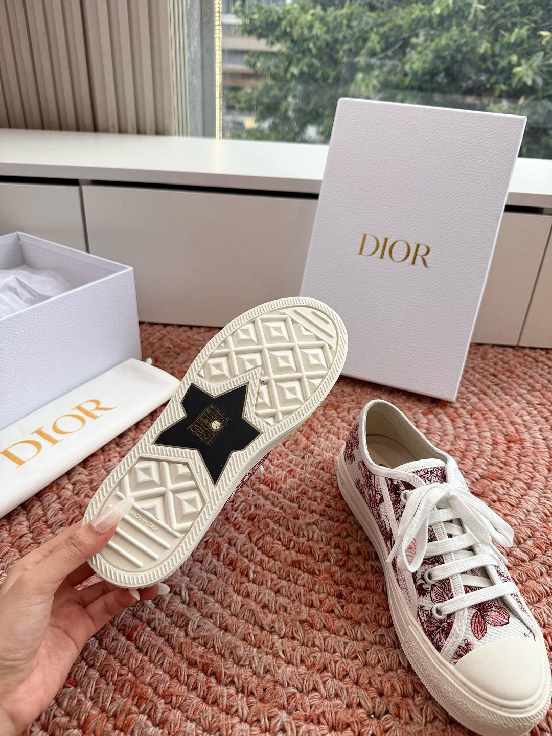 🌾薄底代购级G0133C'est Dior 迪奥 新色休闲运动鞋‘以牛皮革刺绣五角星设计轻盈透气。侧边的