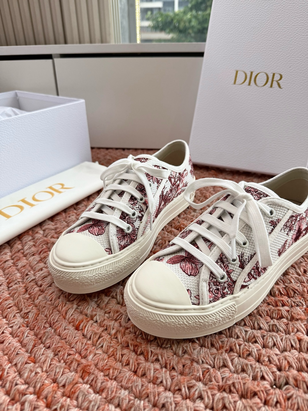 🌾薄底代购级G0133C'est Dior 迪奥 新色休闲运动鞋‘以牛皮革刺绣五角星设计轻盈透气。侧边的