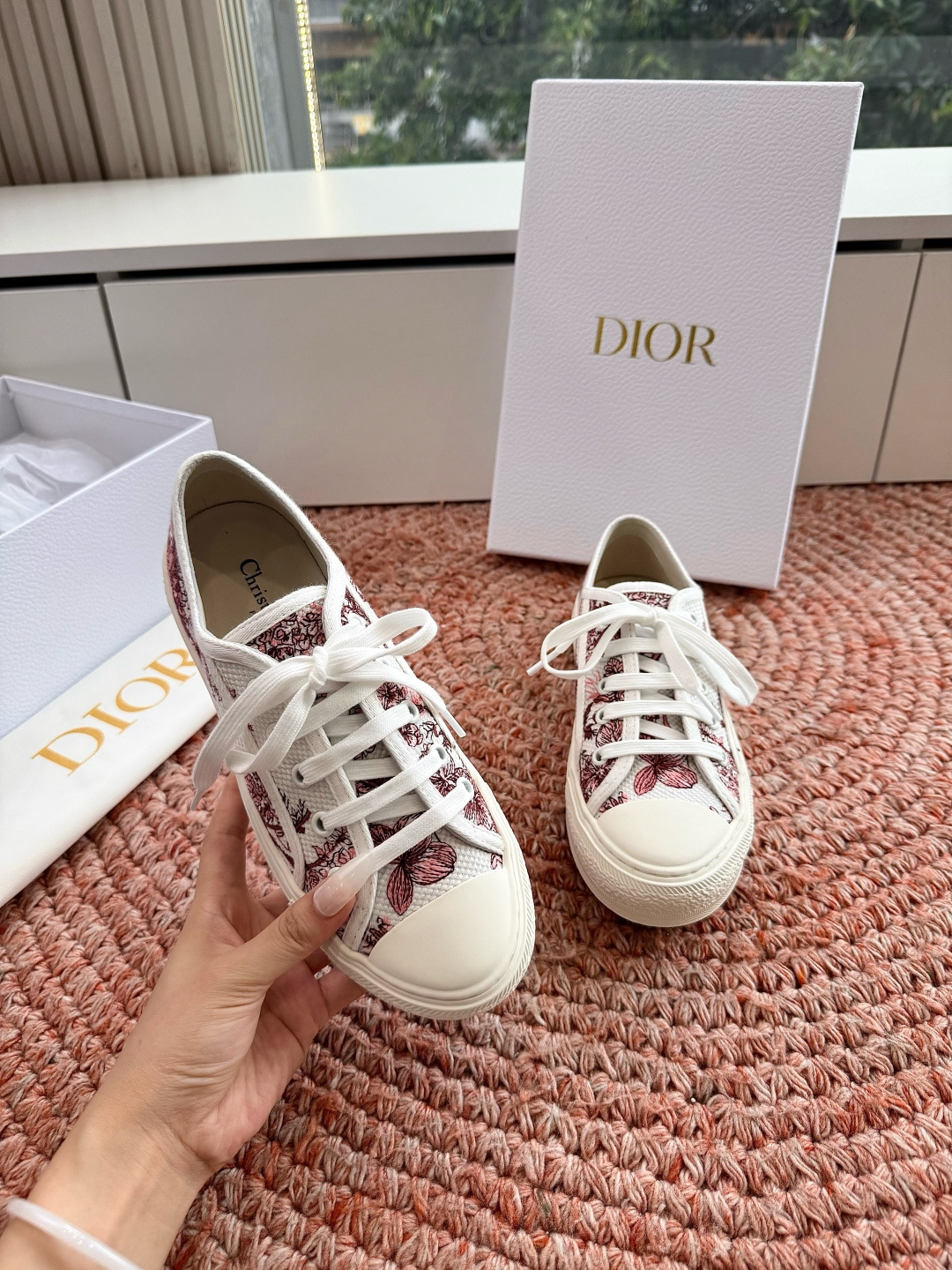 🌾薄底代购级G0133C'est Dior 迪奥 新色休闲运动鞋‘以牛皮革刺绣五角星设计轻盈透气。侧边的