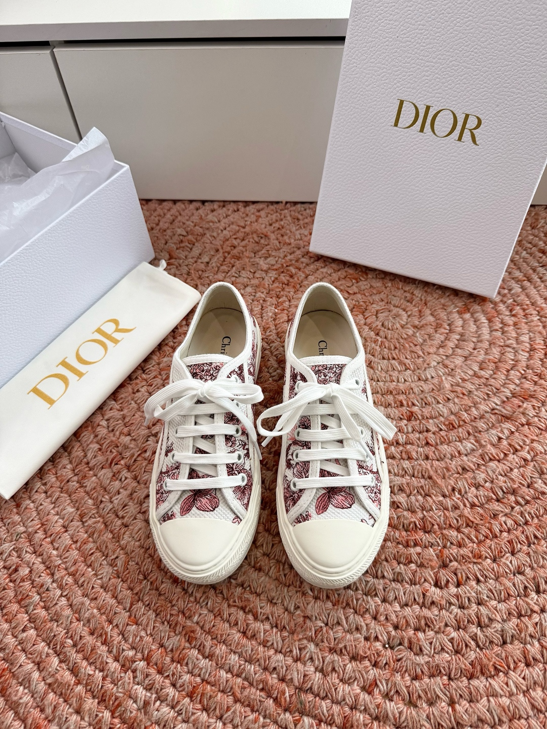 🌾薄底代购级G0133C'est Dior 迪奥 新色休闲运动鞋‘以牛皮革刺绣五角星设计轻盈透气。侧边的