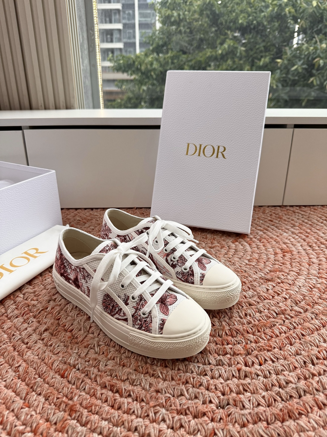 🌾薄底代购级G0133C'est Dior 迪奥 新色休闲运动鞋‘以牛皮革刺绣五角星设计轻盈透气。侧边的