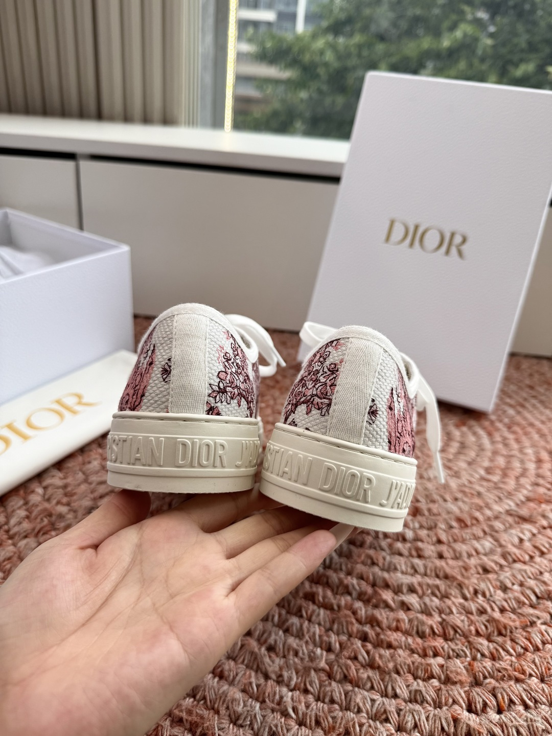🌾薄底代购级G0133C'est Dior 迪奥 新色休闲运动鞋‘以牛皮革刺绣五角星设计轻盈透气。侧边的