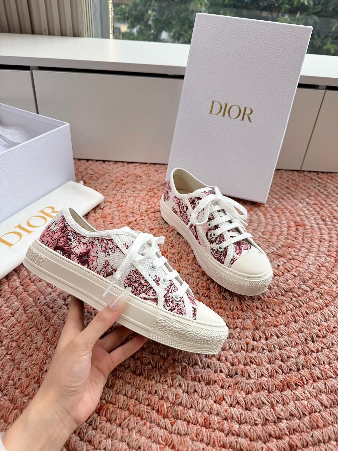 🌾薄底代购级G0133C'est Dior 迪奥 新色休闲运动鞋‘以牛皮革刺绣五角星设计轻盈透气。侧边的