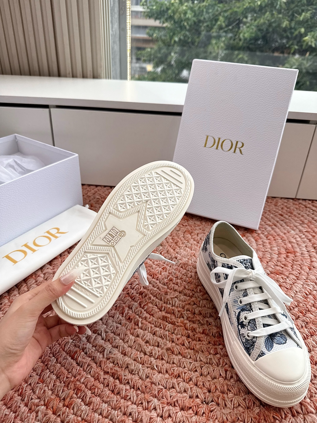🌾厚底 代购级G0133C'est Dior 迪奥 新色休闲运动鞋‘以牛皮革刺绣五角星设计轻盈透气。侧边