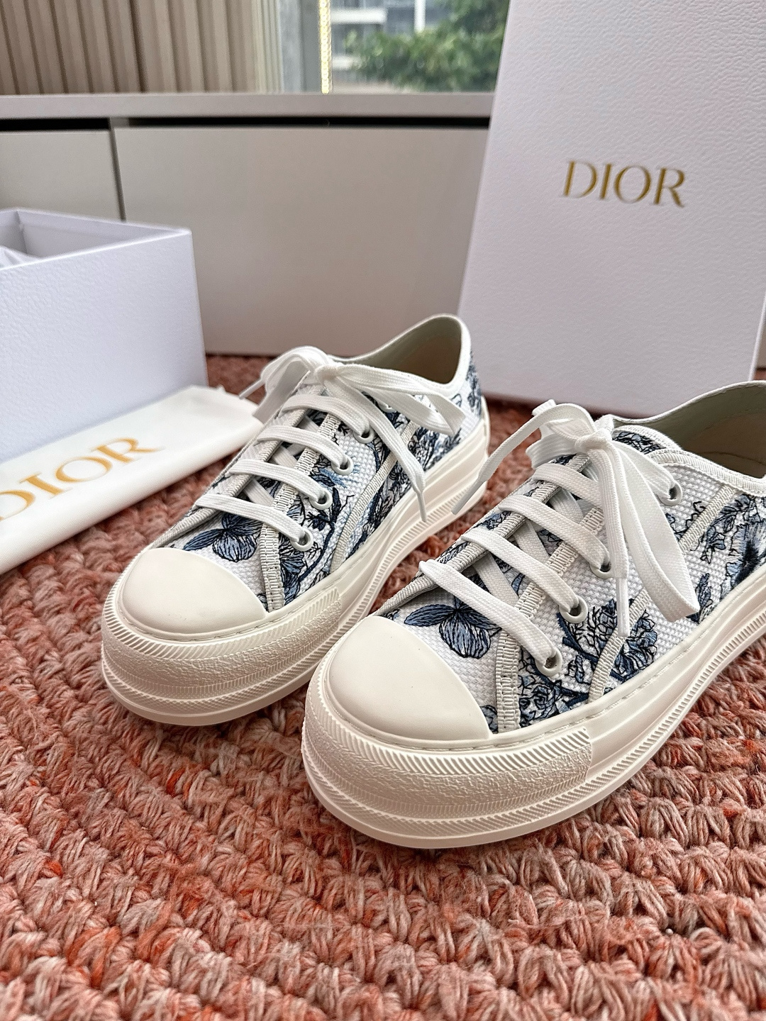 🌾厚底 代购级G0133C'est Dior 迪奥 新色休闲运动鞋‘以牛皮革刺绣五角星设计轻盈透气。侧边