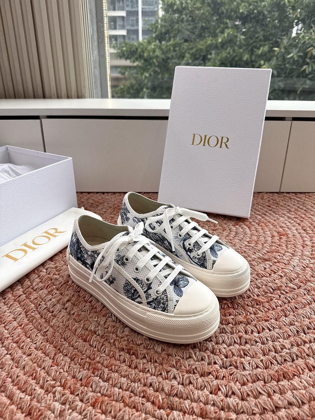 🌾厚底 代购级G0133C'est Dior 迪奥 新色休闲运动鞋‘以牛皮革刺绣五角星设计轻盈透气。侧边