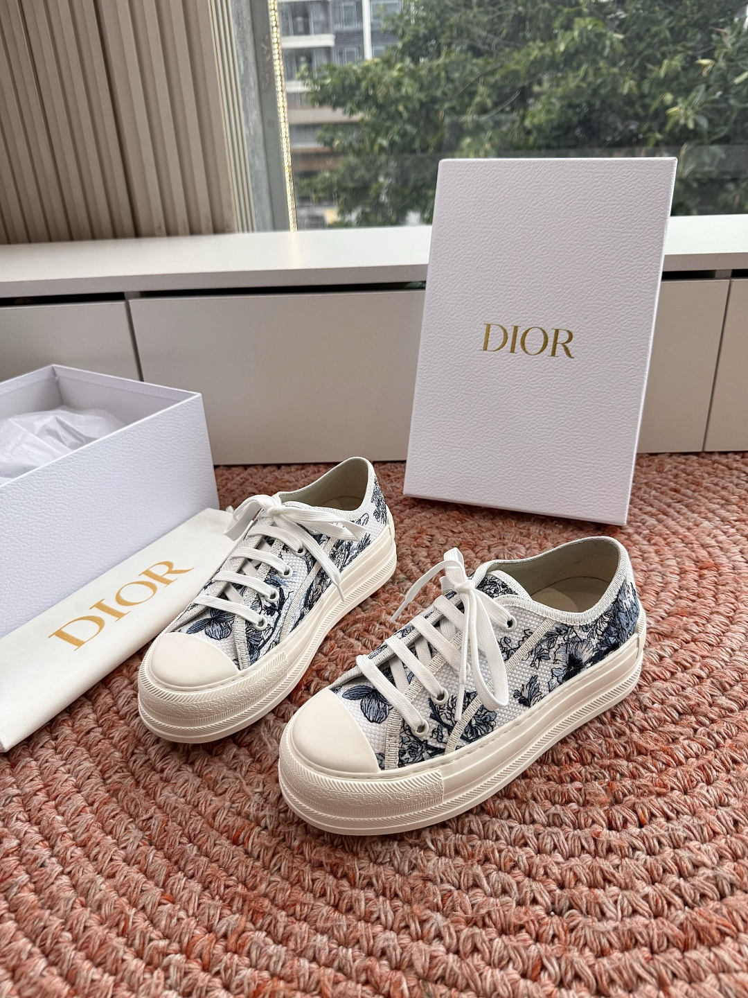 🌾厚底 代购级G0133C'est Dior 迪奥 新色休闲运动鞋‘以牛皮革刺绣五角星设计轻盈透气。侧边