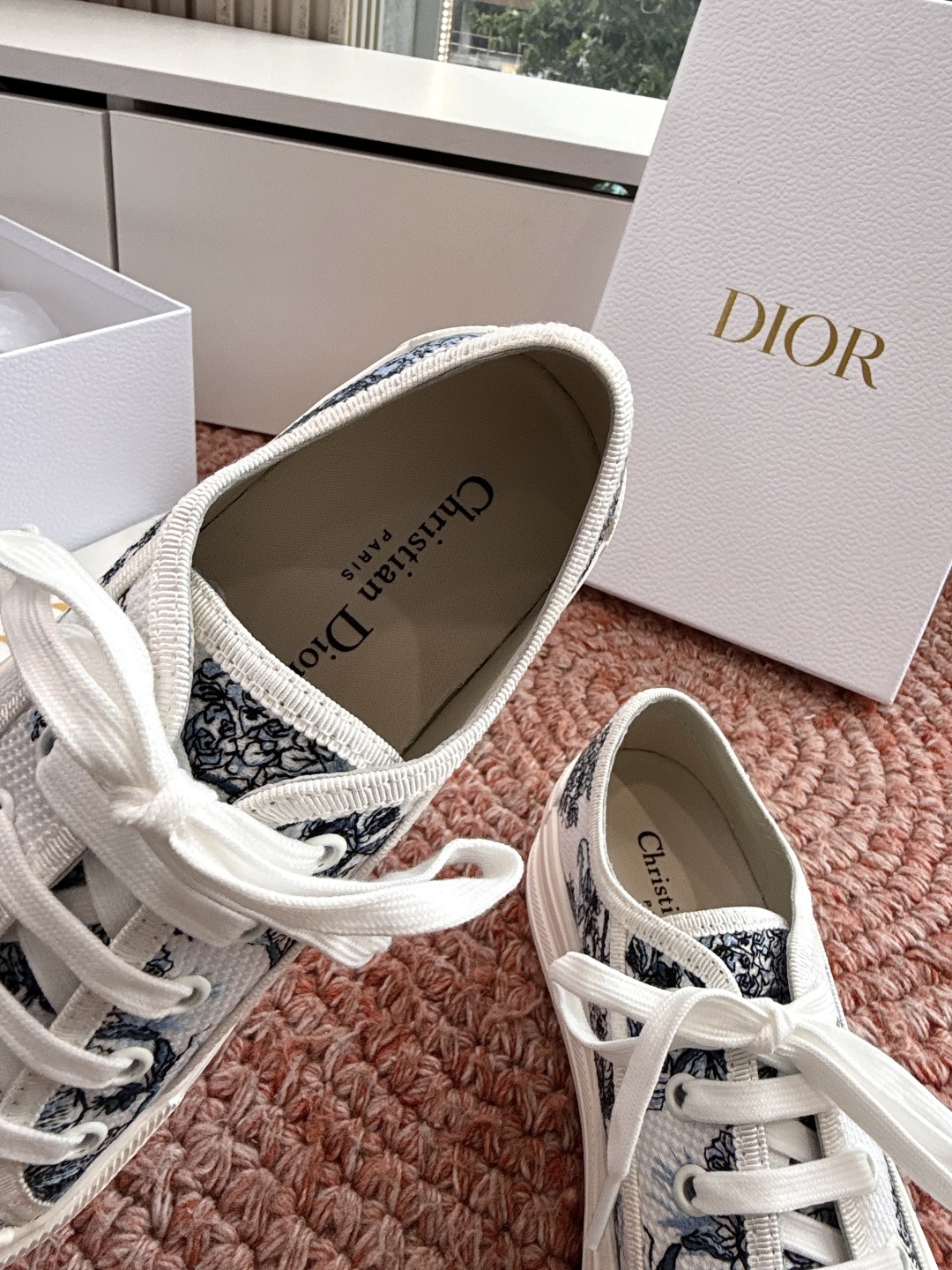 🌾厚底 代购级G0133C'est Dior 迪奥 新色休闲运动鞋‘以牛皮革刺绣五角星设计轻盈透气。侧边