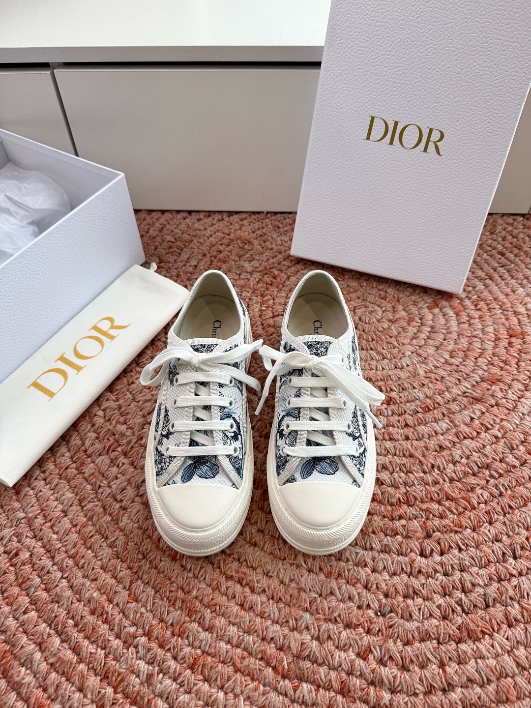 🌾厚底 代购级G0133C'est Dior 迪奥 新色休闲运动鞋‘以牛皮革刺绣五角星设计轻盈透气。侧边