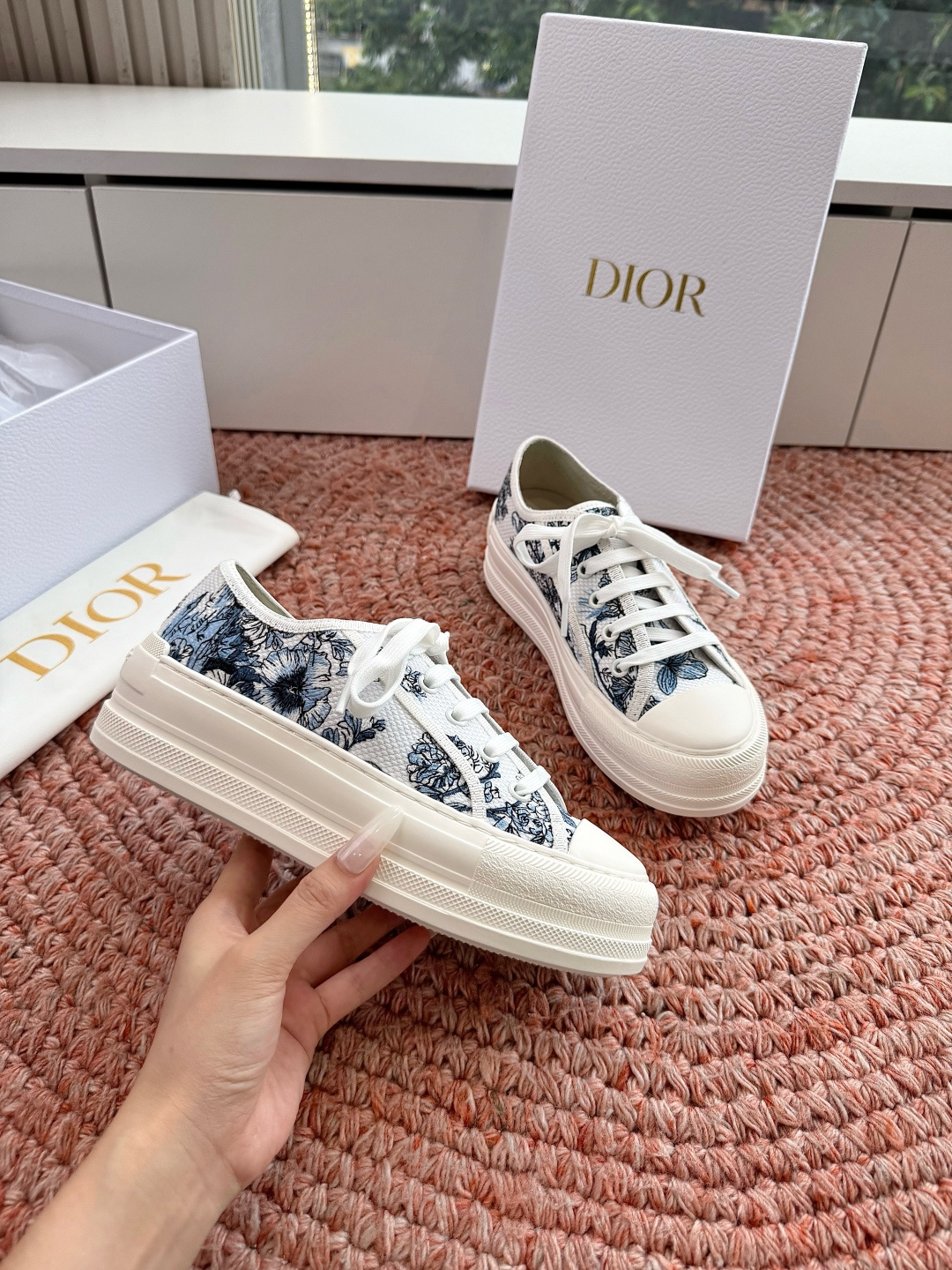 🌾厚底 代购级G0133C'est Dior 迪奥 新色休闲运动鞋‘以牛皮革刺绣五角星设计轻盈透气。侧边