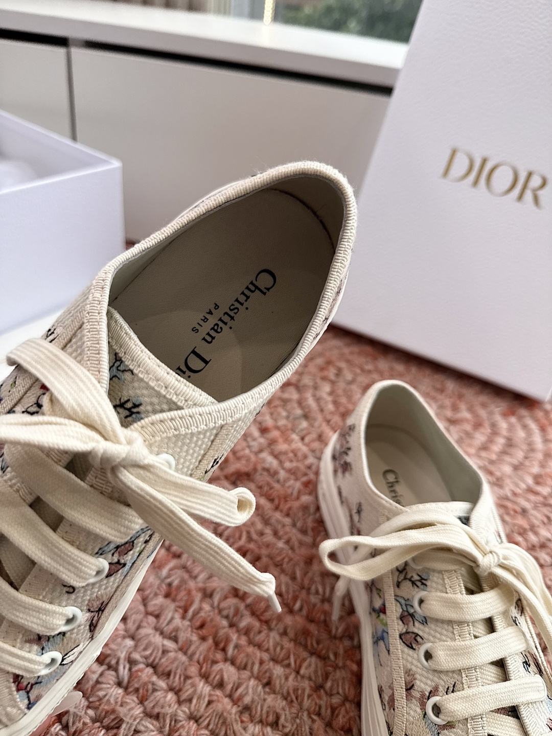🌾薄底代购级G0133C'est Dior 迪奥 新色休闲运动鞋‘以牛皮革刺绣五角星设计轻盈透气。侧边的