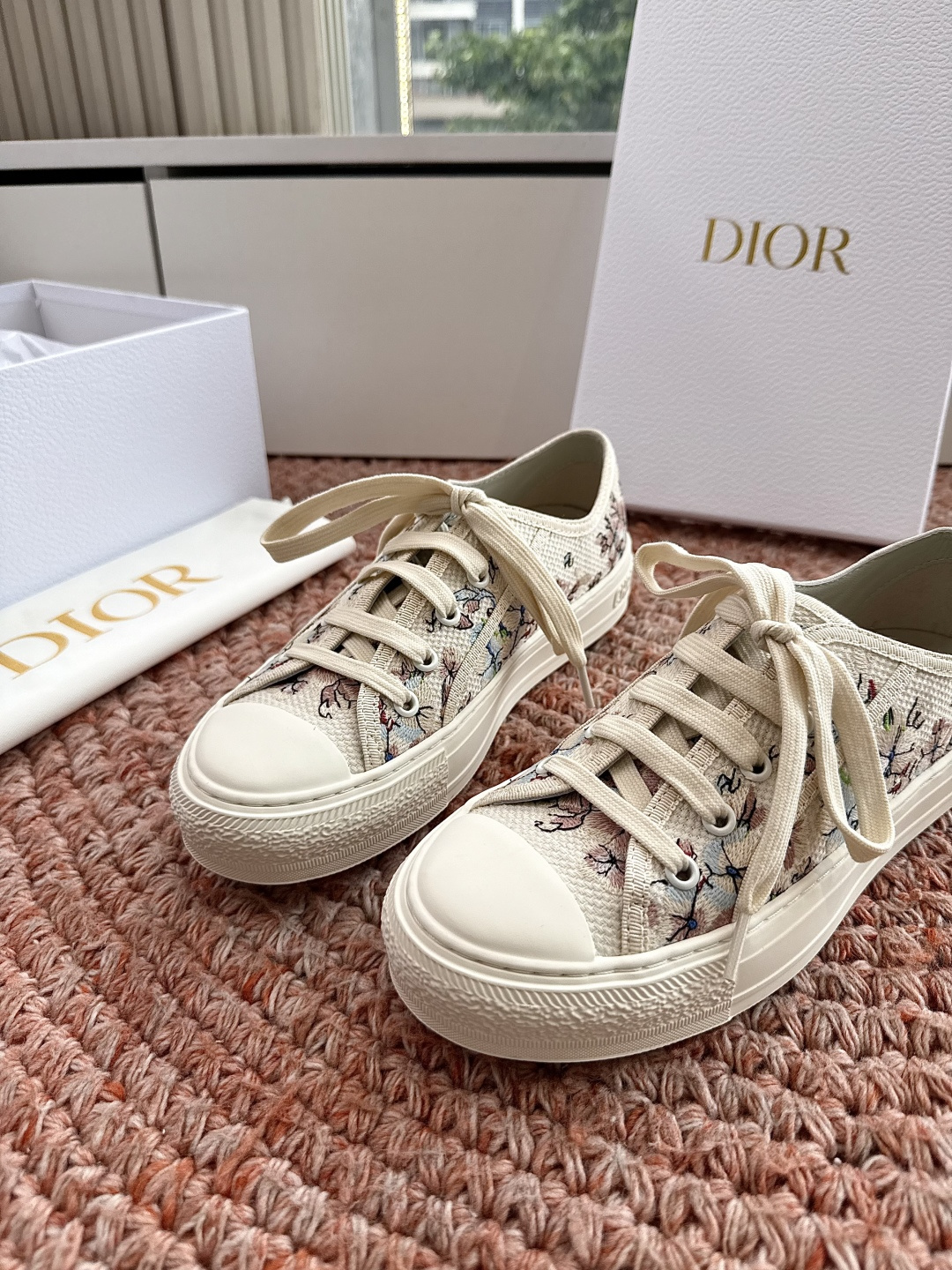 🌾薄底代购级G0133C'est Dior 迪奥 新色休闲运动鞋‘以牛皮革刺绣五角星设计轻盈透气。侧边的