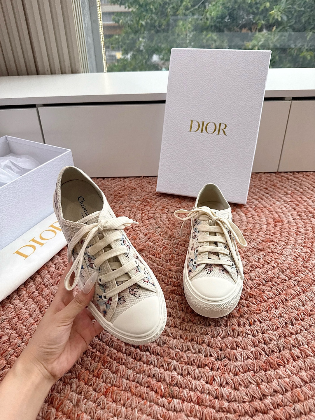 🌾薄底代购级G0133C'est Dior 迪奥 新色休闲运动鞋‘以牛皮革刺绣五角星设计轻盈透气。侧边的