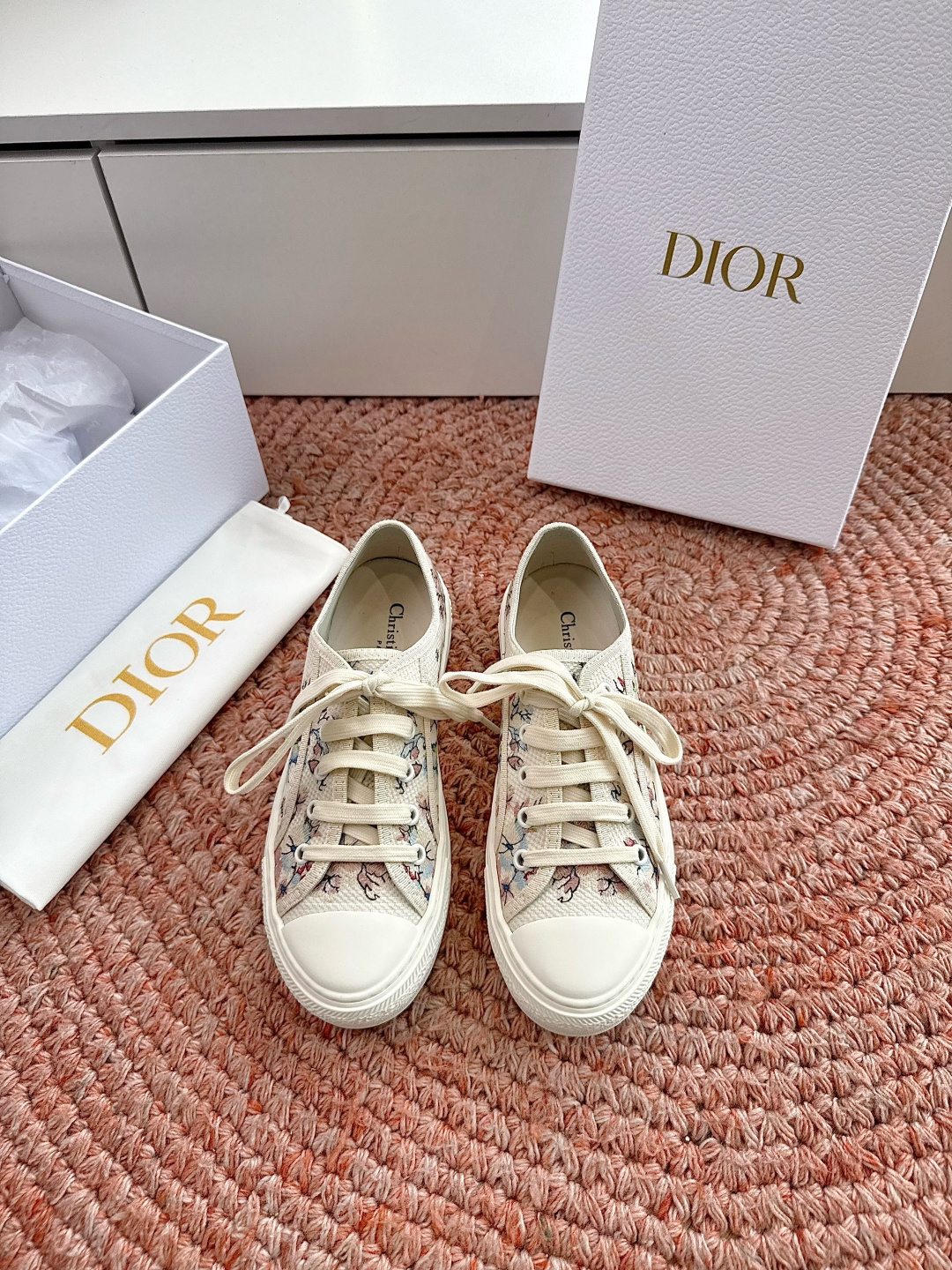 🌾薄底代购级G0133C'est Dior 迪奥 新色休闲运动鞋‘以牛皮革刺绣五角星设计轻盈透气。侧边的