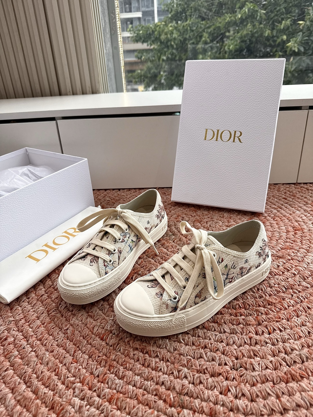 🌾薄底代购级G0133C'est Dior 迪奥 新色休闲运动鞋‘以牛皮革刺绣五角星设计轻盈透气。侧边的