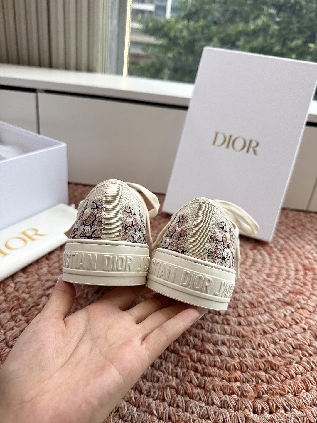 🌾薄底代购级G0133C'est Dior 迪奥 新色休闲运动鞋‘以牛皮革刺绣五角星设计轻盈透气。侧边的