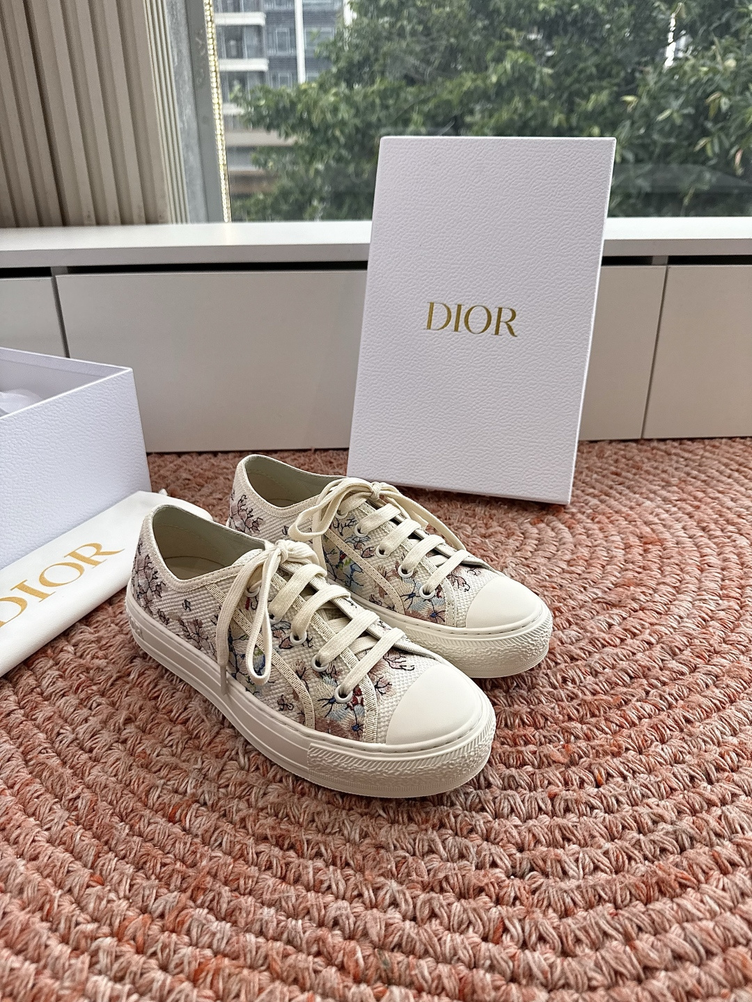 🌾薄底代购级G0133C'est Dior 迪奥 新色休闲运动鞋‘以牛皮革刺绣五角星设计轻盈透气。侧边的
