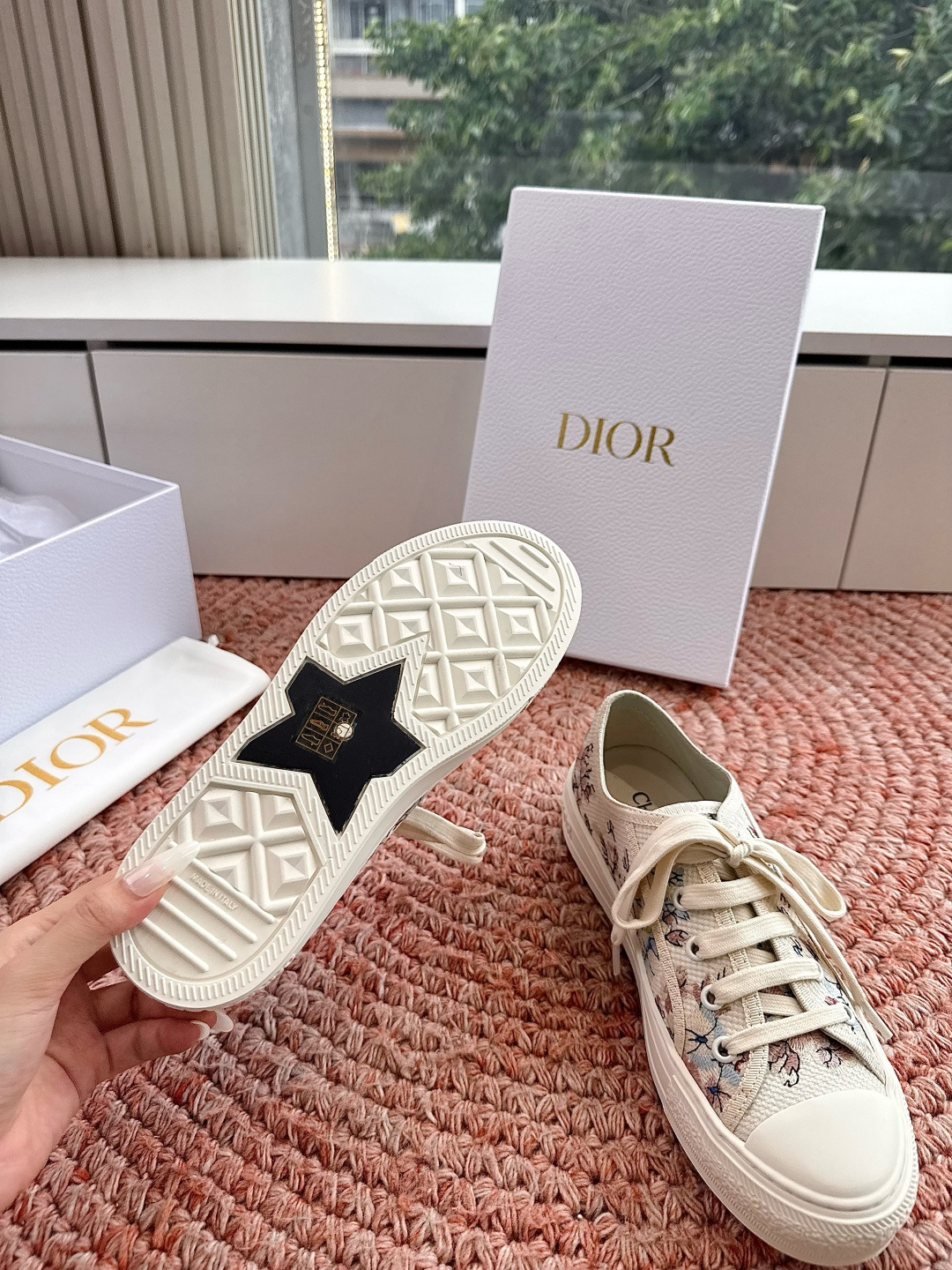 🌾薄底代购级G0133C'est Dior 迪奥 新色休闲运动鞋‘以牛皮革刺绣五角星设计轻盈透气。侧边的