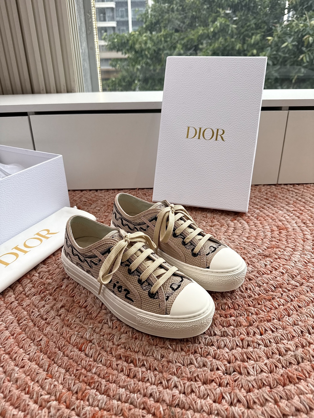 🌾薄底代购级G0133C'est Dior 迪奥 新色休闲运动鞋‘以牛皮革刺绣五角星设计轻盈透气。侧边的