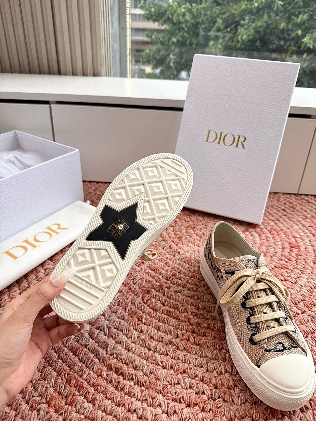 🌾薄底代购级G0133C'est Dior 迪奥 新色休闲运动鞋‘以牛皮革刺绣五角星设计轻盈透气。侧边的