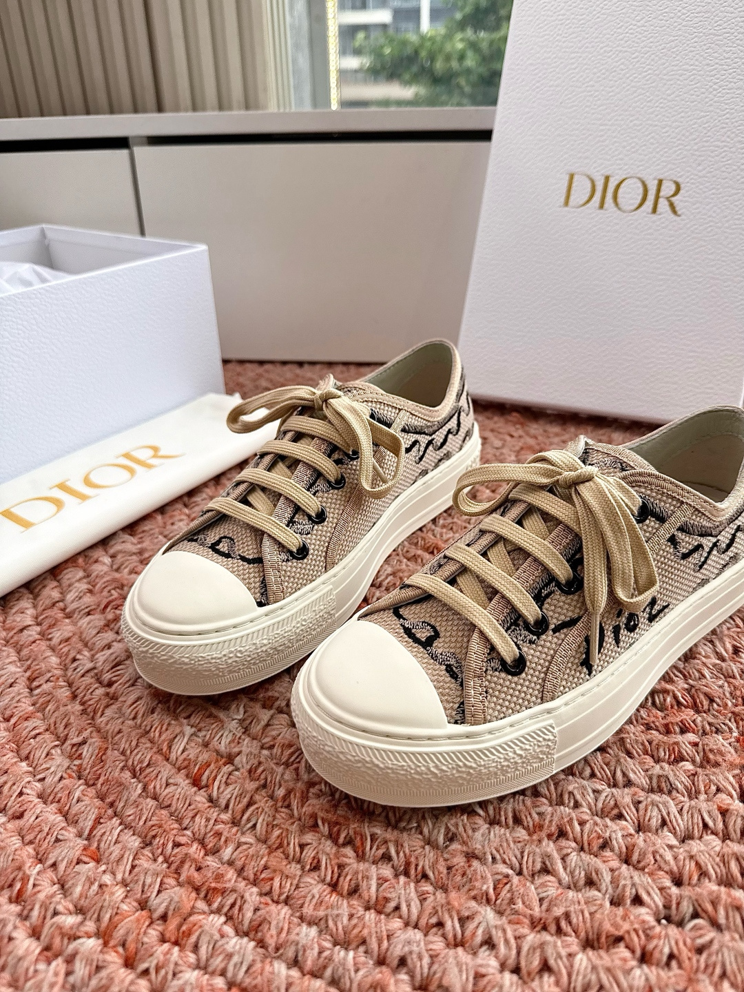 🌾薄底代购级G0133C'est Dior 迪奥 新色休闲运动鞋‘以牛皮革刺绣五角星设计轻盈透气。侧边的