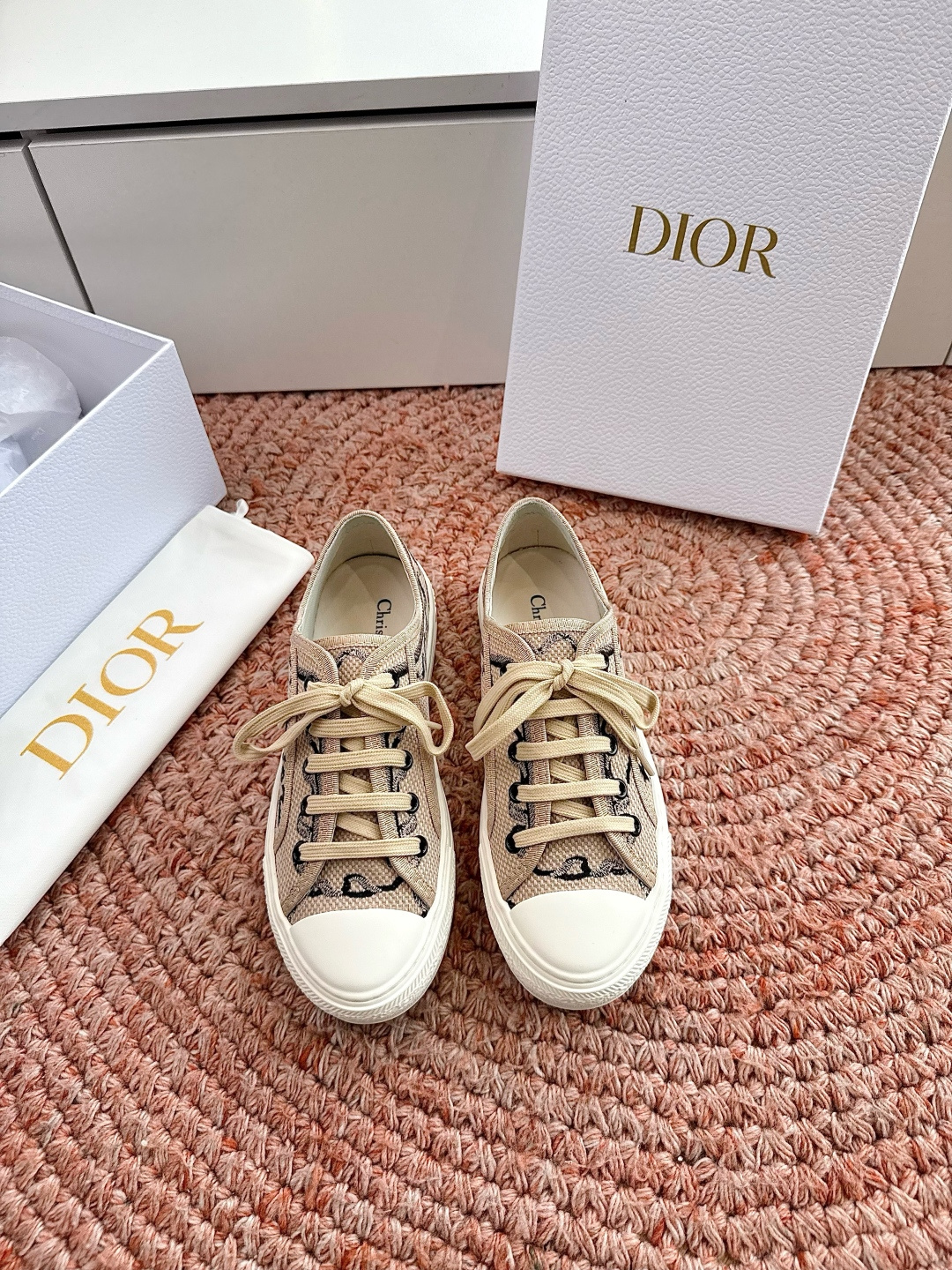 🌾薄底代购级G0133C'est Dior 迪奥 新色休闲运动鞋‘以牛皮革刺绣五角星设计轻盈透气。侧边的