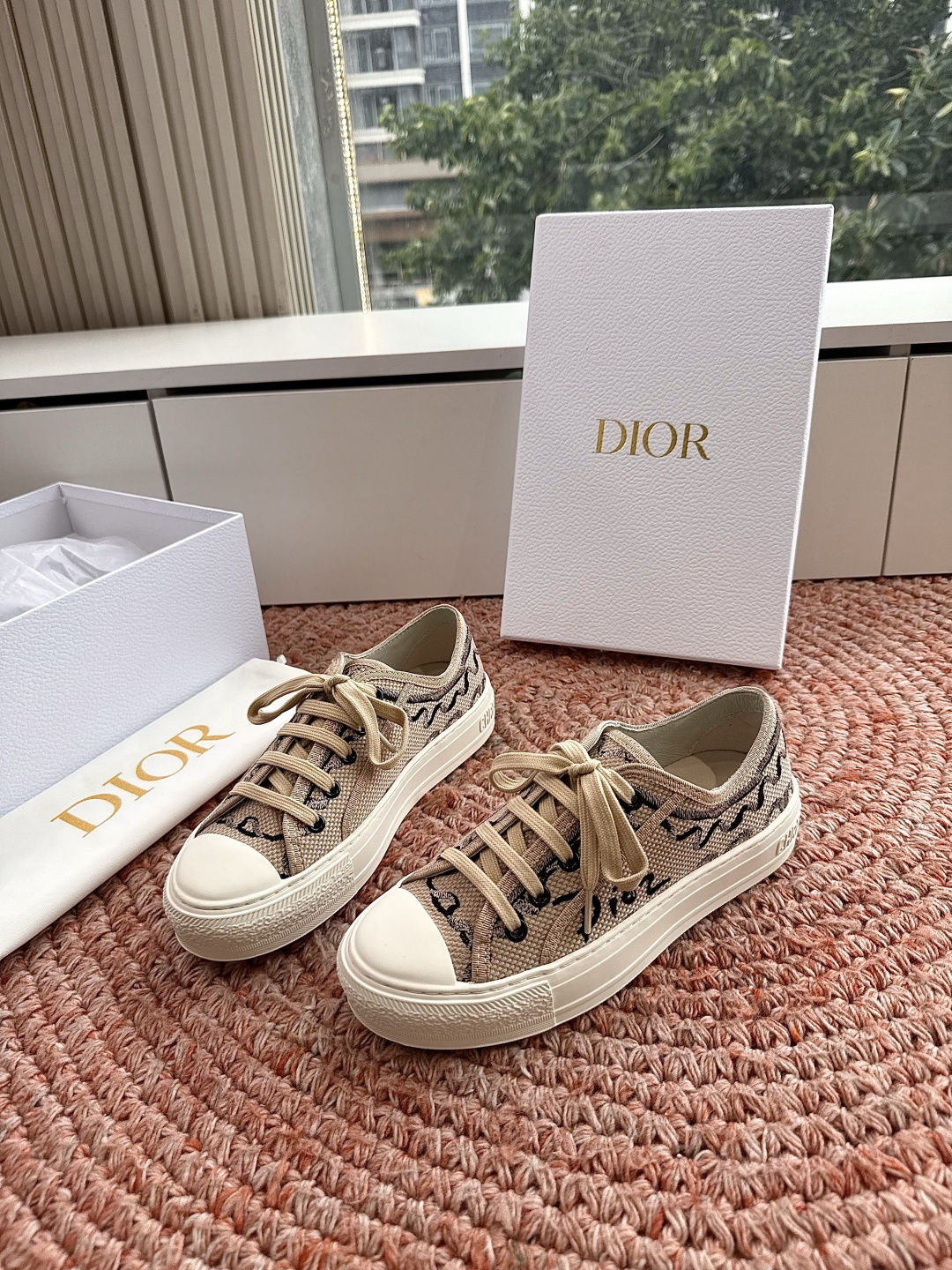 🌾薄底代购级G0133C'est Dior 迪奥 新色休闲运动鞋‘以牛皮革刺绣五角星设计轻盈透气。侧边的