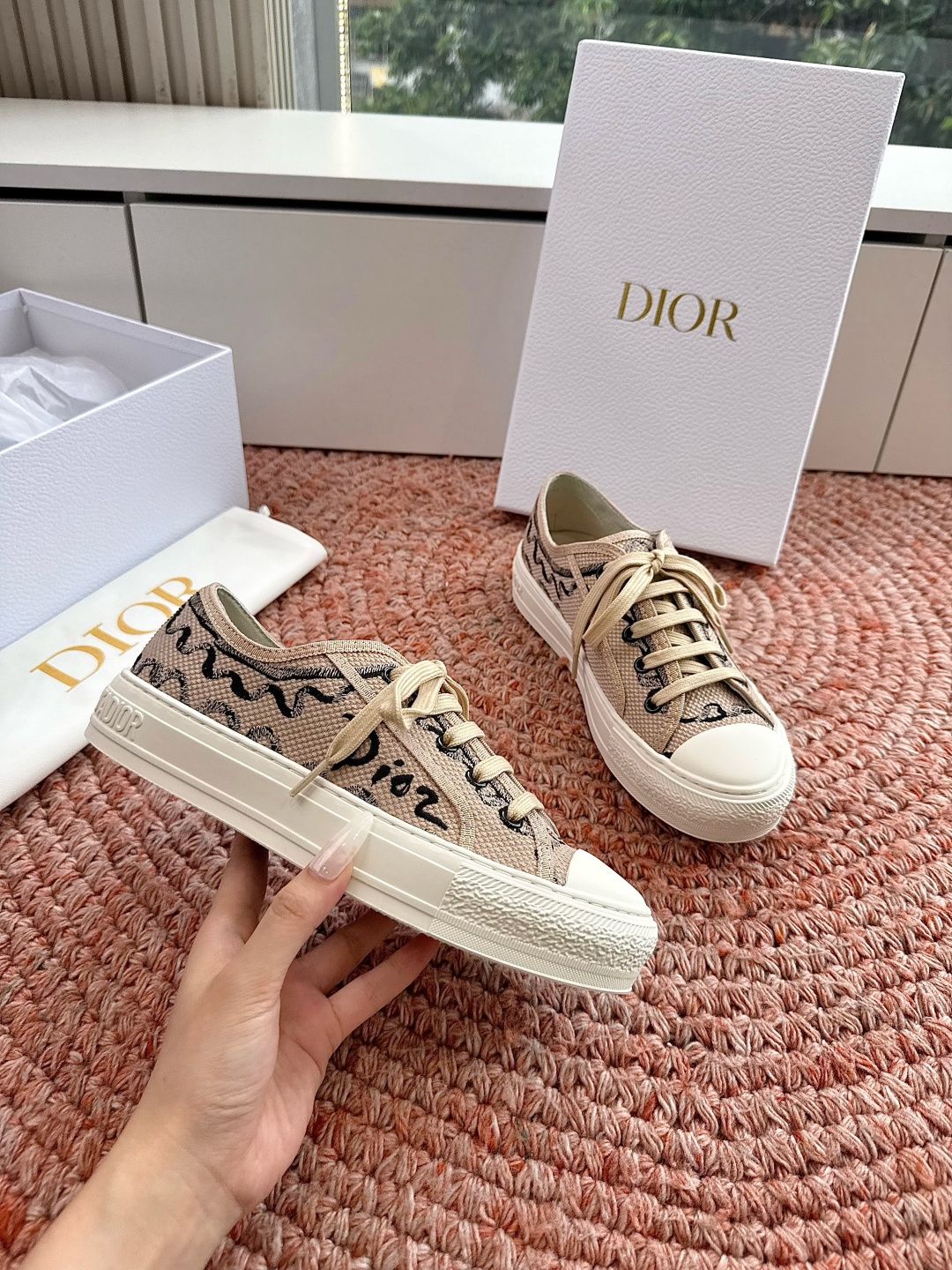 🌾薄底代购级G0133C'est Dior 迪奥 新色休闲运动鞋‘以牛皮革刺绣五角星设计轻盈透气。侧边的