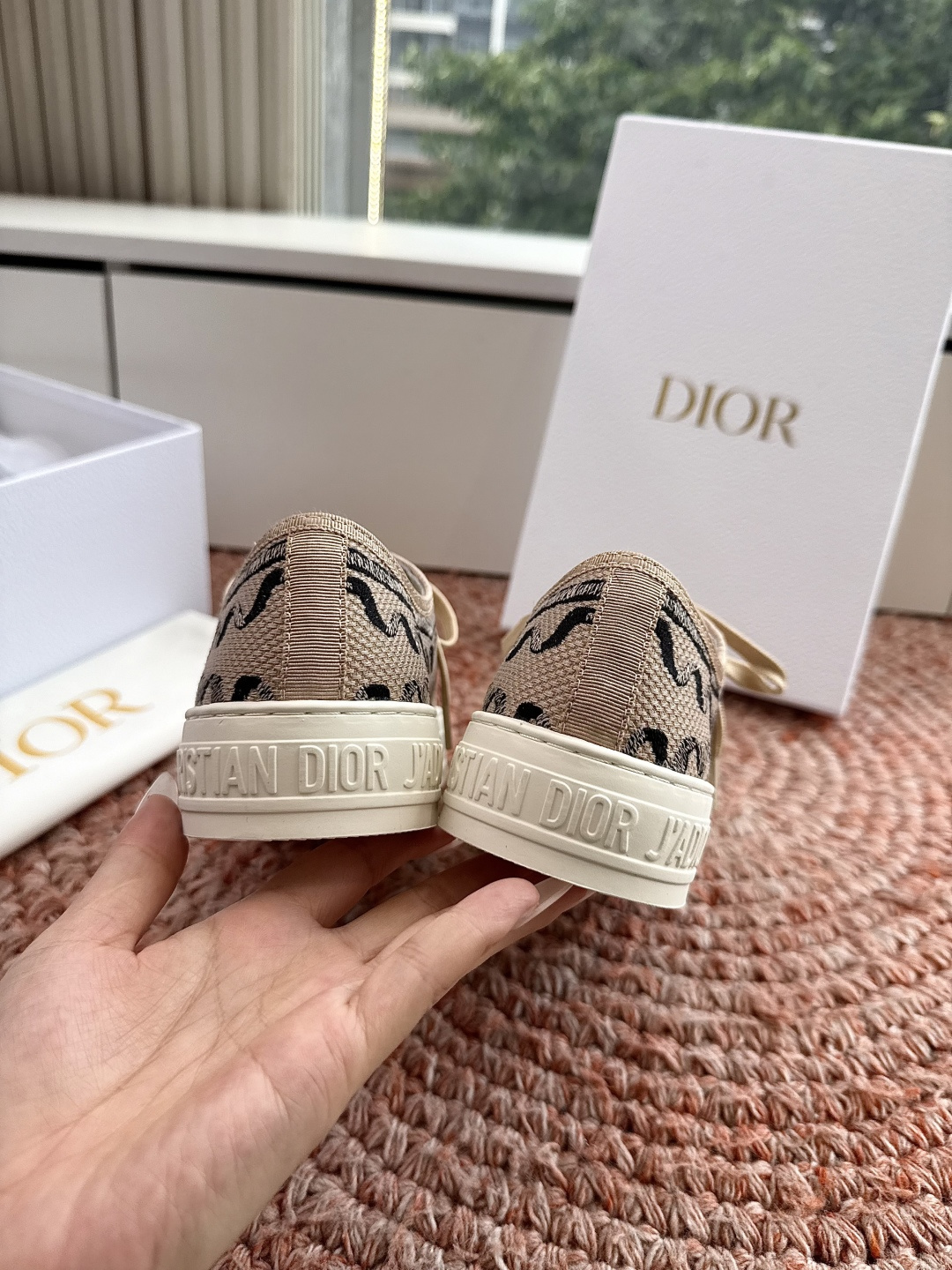 🌾薄底代购级G0133C'est Dior 迪奥 新色休闲运动鞋‘以牛皮革刺绣五角星设计轻盈透气。侧边的