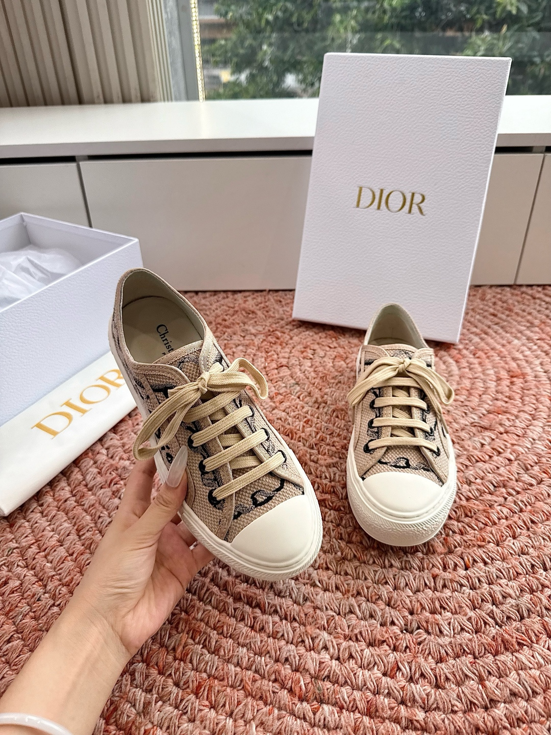 🌾薄底代购级G0133C'est Dior 迪奥 新色休闲运动鞋‘以牛皮革刺绣五角星设计轻盈透气。侧边的