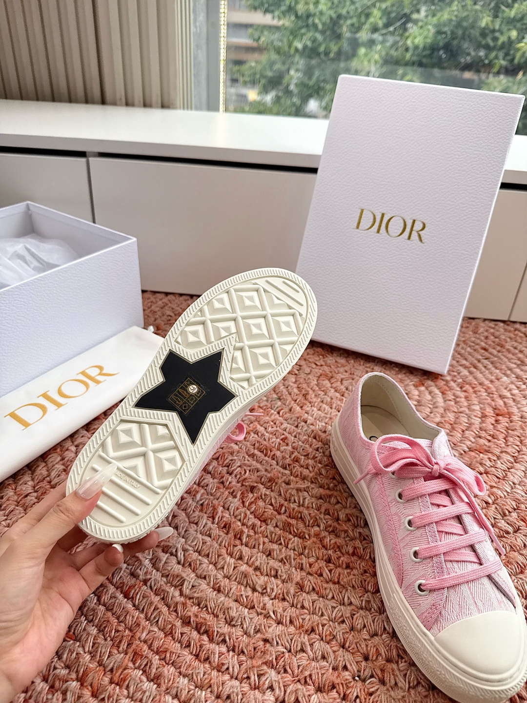 🌾薄底代购级G0133C'est Dior 迪奥 新色休闲运动鞋‘以牛皮革刺绣五角星设计轻盈透气。侧边的