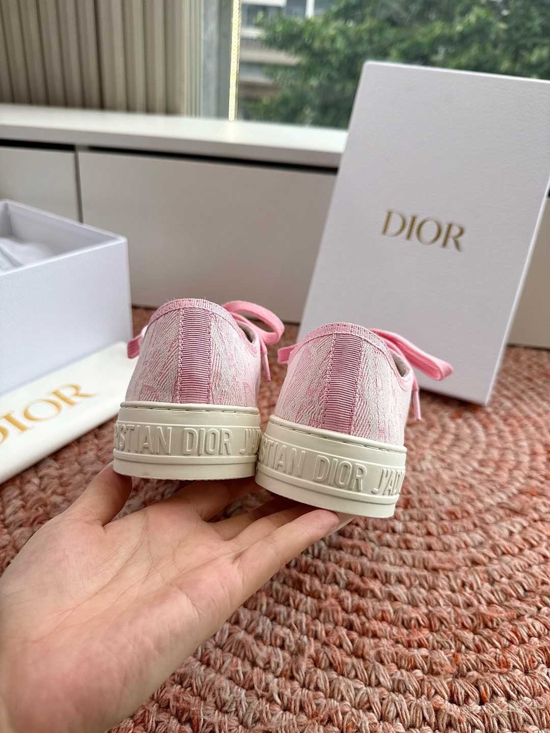 🌾薄底代购级G0133C'est Dior 迪奥 新色休闲运动鞋‘以牛皮革刺绣五角星设计轻盈透气。侧边的