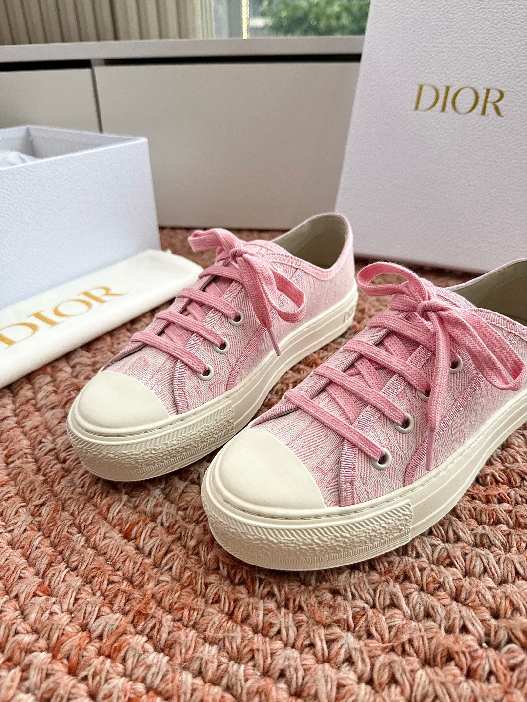 🌾薄底代购级G0133C'est Dior 迪奥 新色休闲运动鞋‘以牛皮革刺绣五角星设计轻盈透气。侧边的