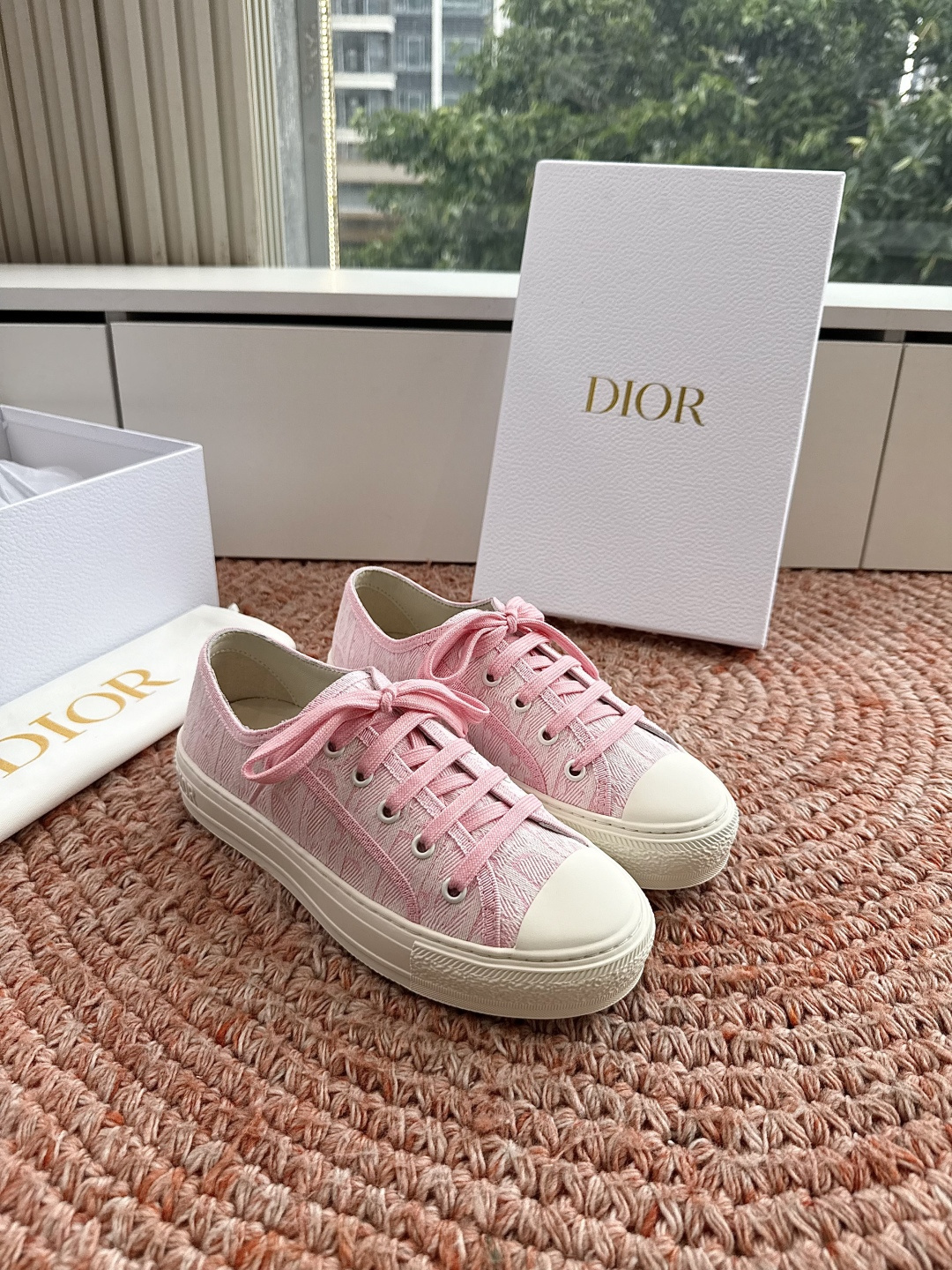 🌾薄底代购级G0133C'est Dior 迪奥 新色休闲运动鞋‘以牛皮革刺绣五角星设计轻盈透气。侧边的