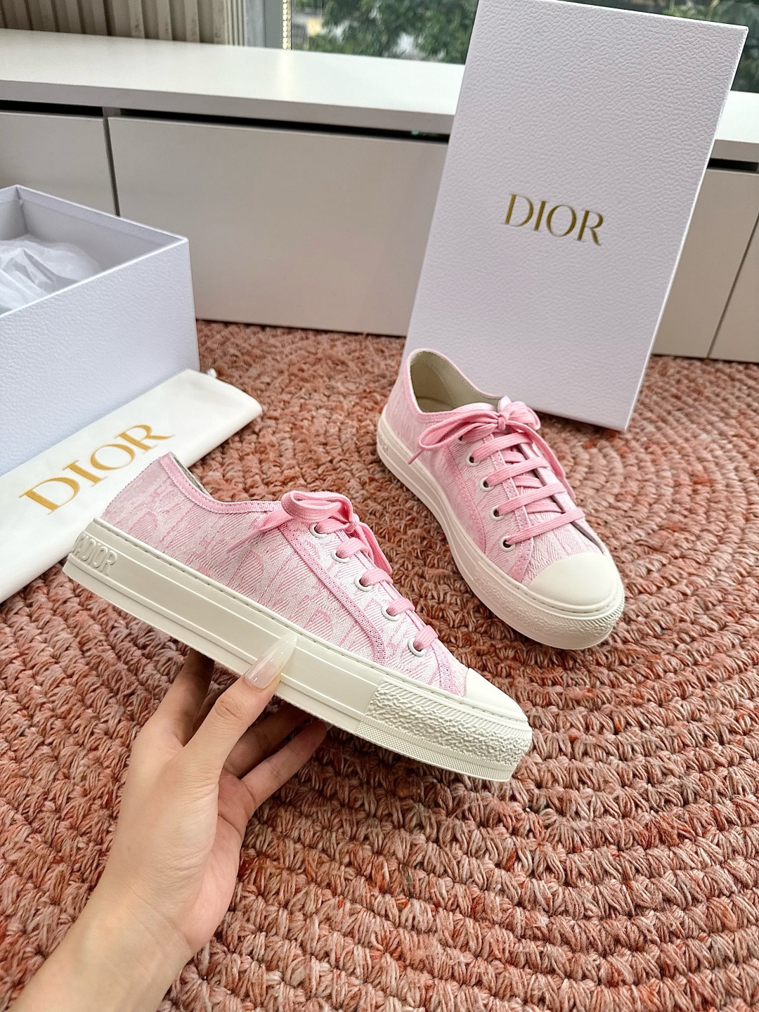 🌾薄底代购级G0133C'est Dior 迪奥 新色休闲运动鞋‘以牛皮革刺绣五角星设计轻盈透气。侧边的
