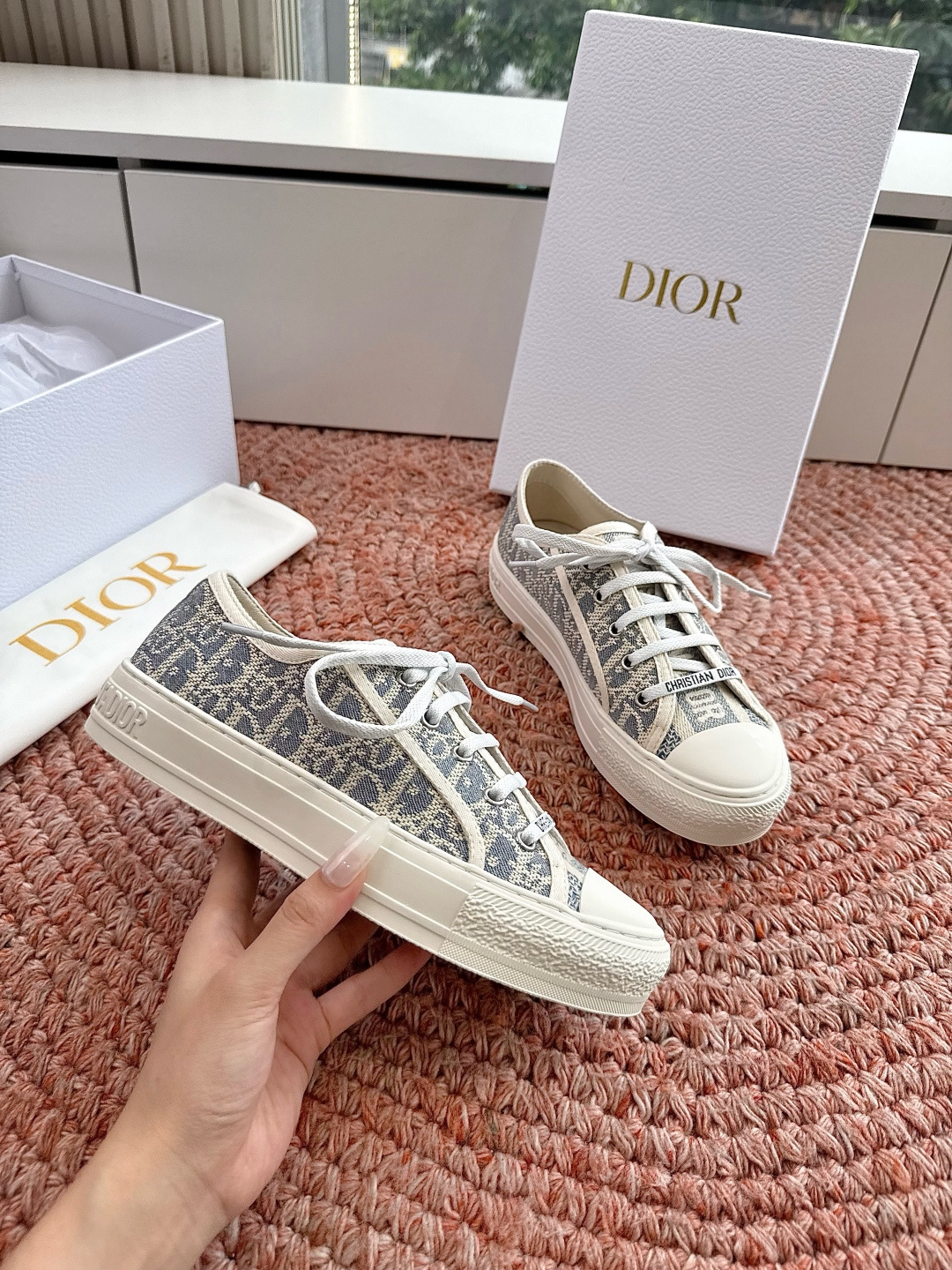 🌾薄底代购级G0133C'est Dior 迪奥 新色休闲运动鞋‘以牛皮革刺绣五角星设计轻盈透气。侧边的